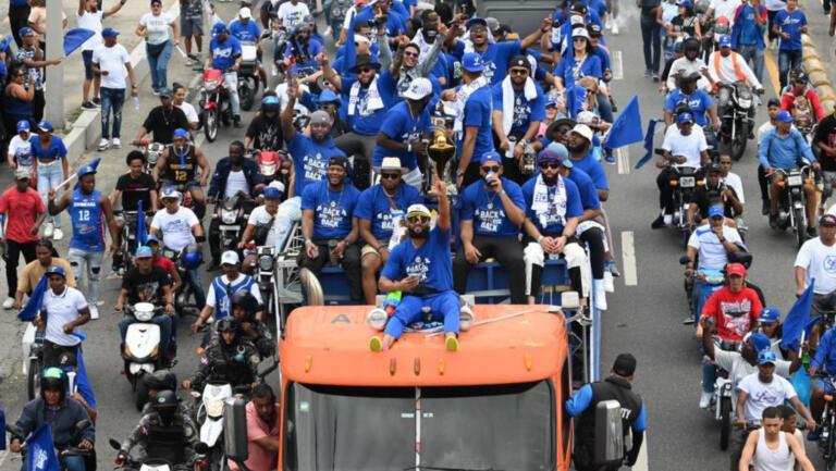 Licey celebra campeonato con caravana que vistió de azul la capital