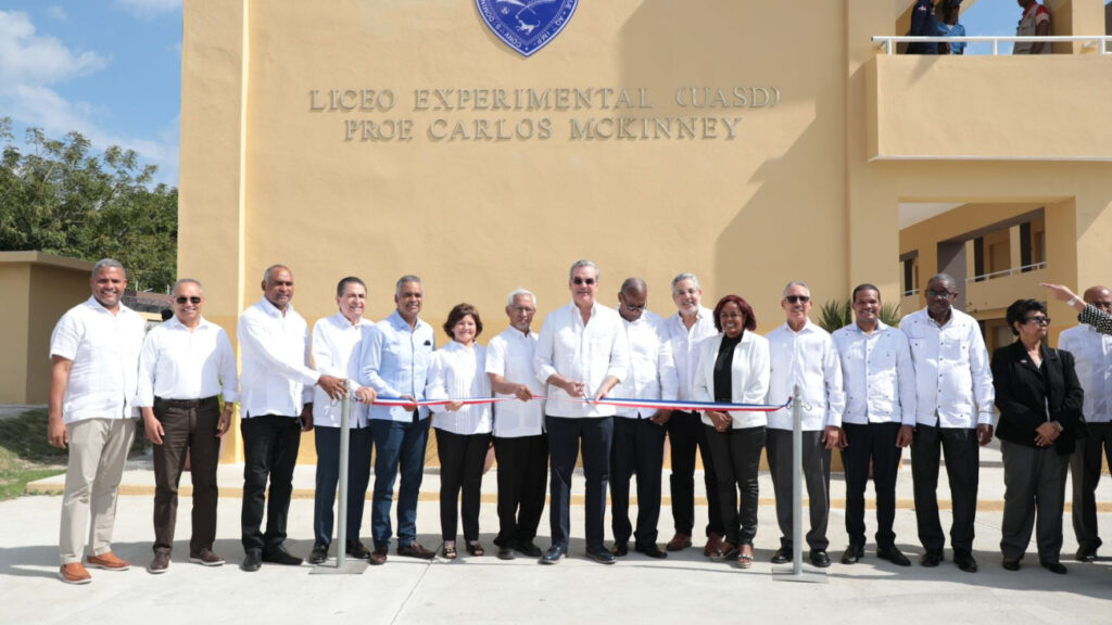 Presidente Abinader inaugura Liceo Experimental Prof. Carlos McKinney de la UASD en Baní