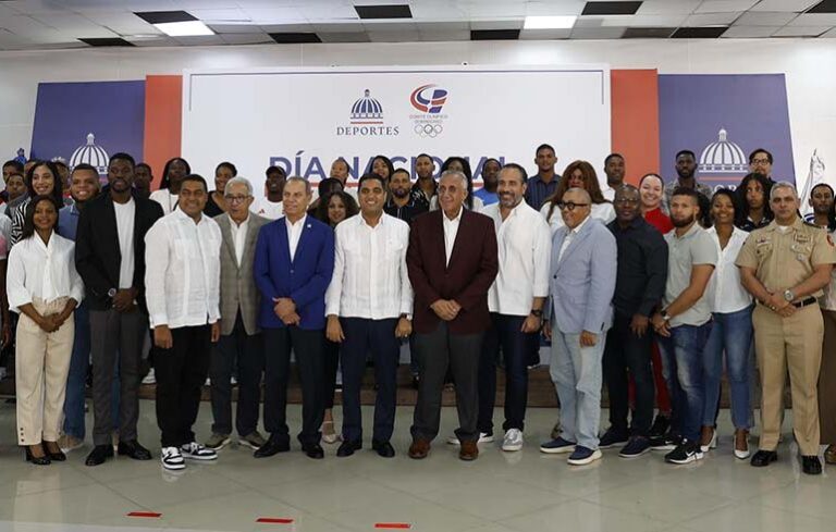 Ministro-Kelvin-Cruz-celebra-en-grande-junto-a-atletas-el-Dia-Nacional-del-Deporte-770x490